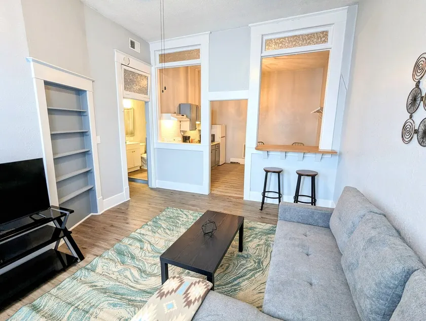 Spacious 3BR on the Square - Image 1