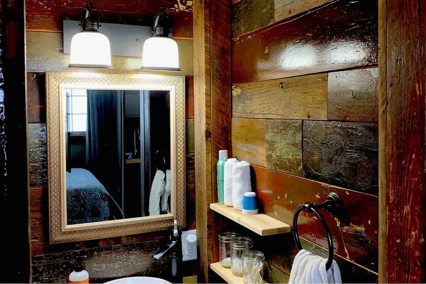 Barn-Board Abode (private studio) powered by solar - Image 1