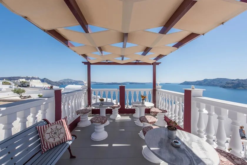 Captain’s Single Studio in Oia - Image 1