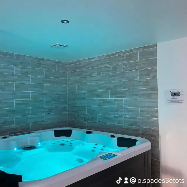 Room with hot tub - Image 1