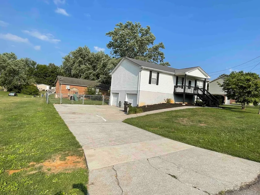 Lakeaway area home with parking and fenced yard. - Image 1