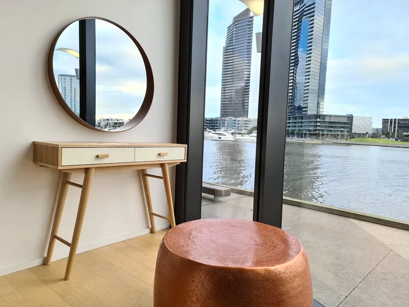 Stylish waterfront apartment - Image 1