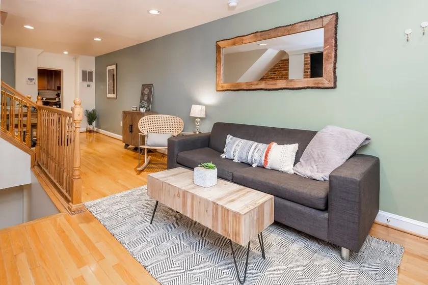 3BR/2.5BA Steps to Convention Center with Parking - Image 1