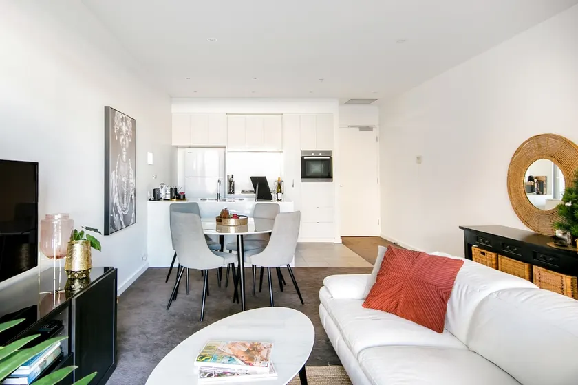 Lux 2BR Apt on Hindmarsh SQ-Pool-Gym-Sauna-Parking - Image 1
