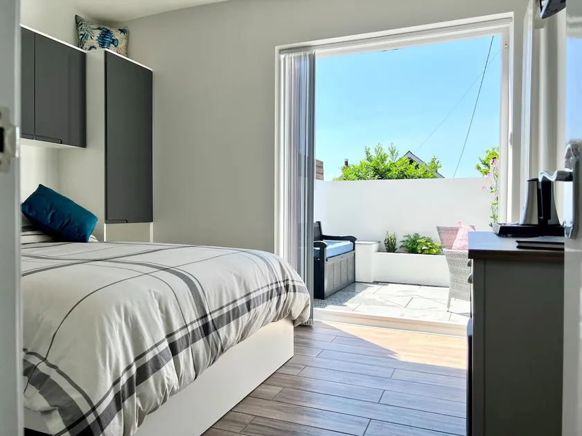 The Nest with free parking and private patio - Image 1