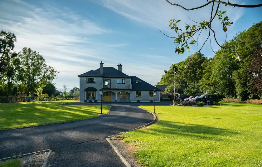 Modern 2 bedroom apartment in scenic village - Image 1