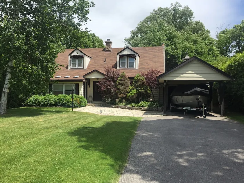 Lovely Waterfront Lake Simcoe Cottage with Dock - Image 1