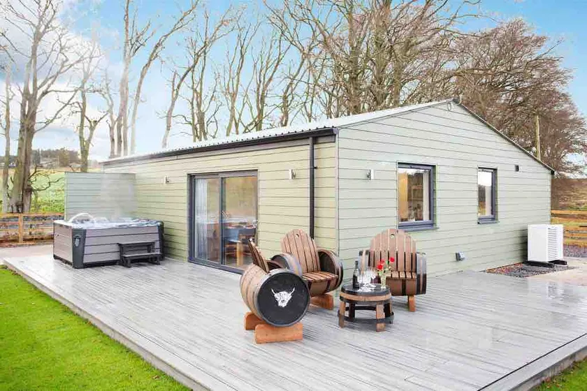 Shiphorns luxury cabin with a hot tub - Image 1