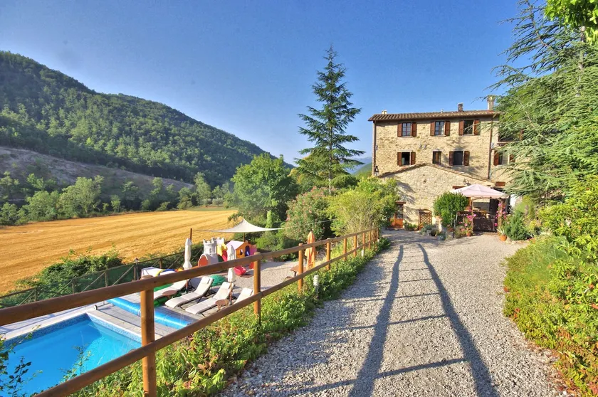 Charming farmhouse apartment with swimming pool - Image 1