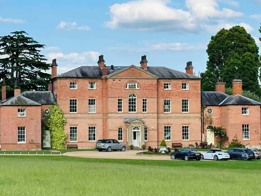 Stunning Countryside Manor — Hot Tub & Parking - Image 1