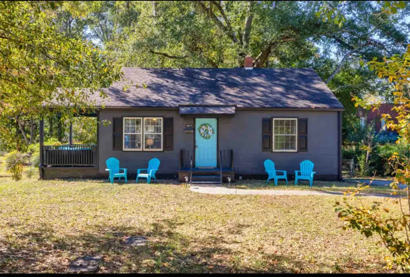 2 bedroom beauty with yard, next to legion field - Image 1