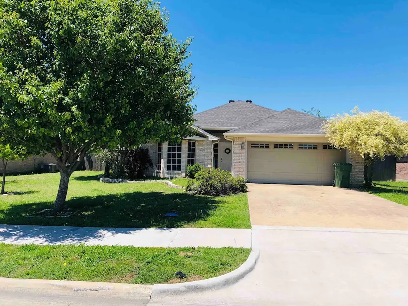 Gorgeous 4 bedroom 2 bath with back yard Spacious - Image 1