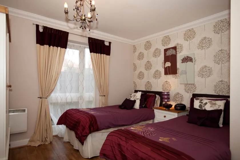 Riverbank View Three Bedroom Apartment with Free Parking - Image 1