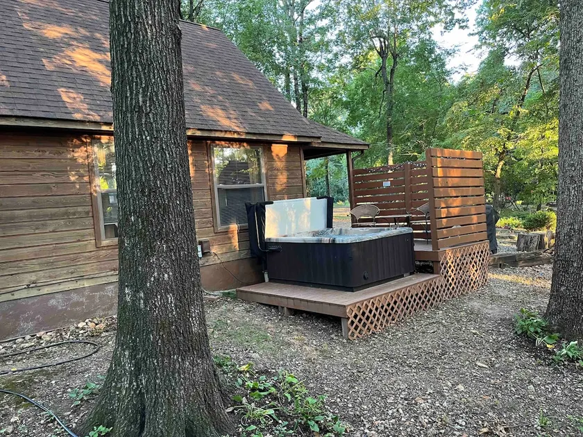 “Judy’s Cozy Cabin”. Hot tub - Image 1