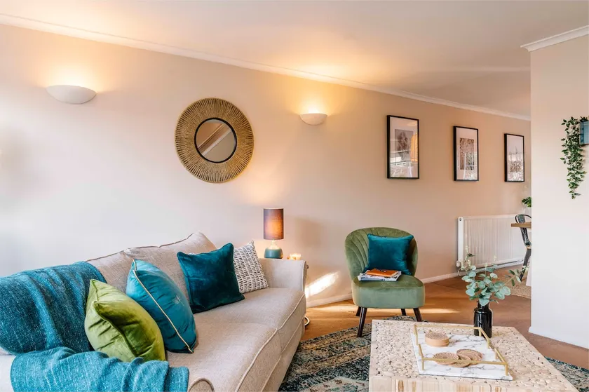 Castle Gate by Spa Town Property - Central Location with Large Living Space - Image 1