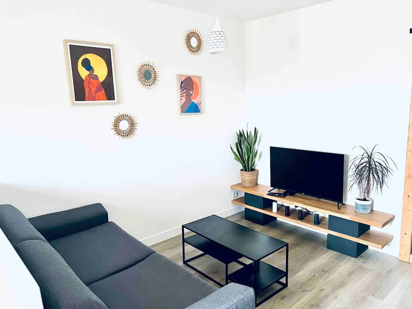 2 rooms – Air-conditioned – Close to Airport - Image 1