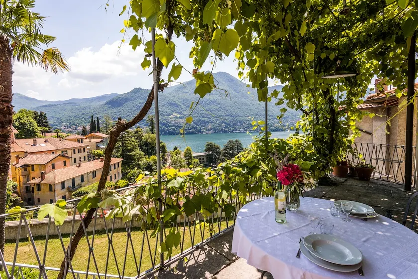 Romantic lake view flat - Image 1