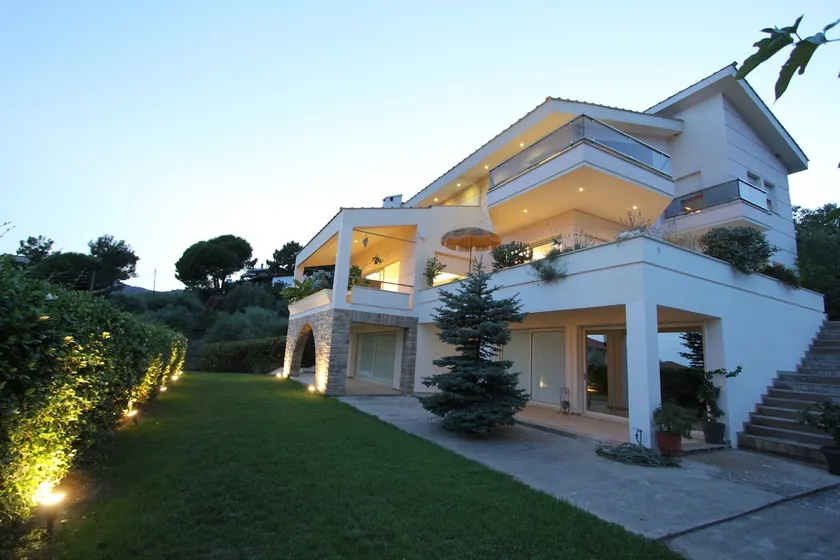 Aerides Luxury Villa - Image 1