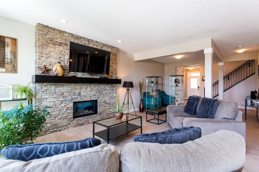 Best Mountain Views in Cochrane w/ private SAUNA! - Image 1