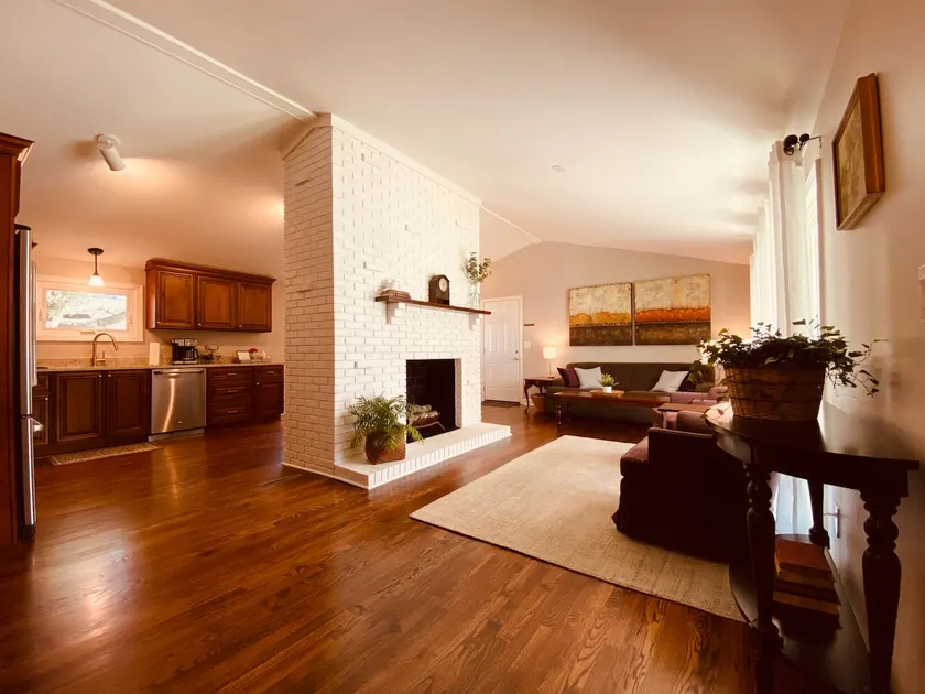 Willow Oak Retreat // Comfy beds & Large backyard! - Image 1