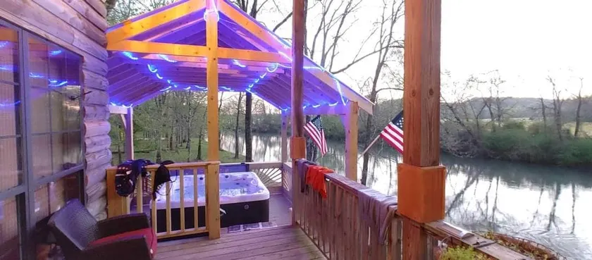 CreekView Cabin Retreat secluded w/ Jacuzzi - Image 1