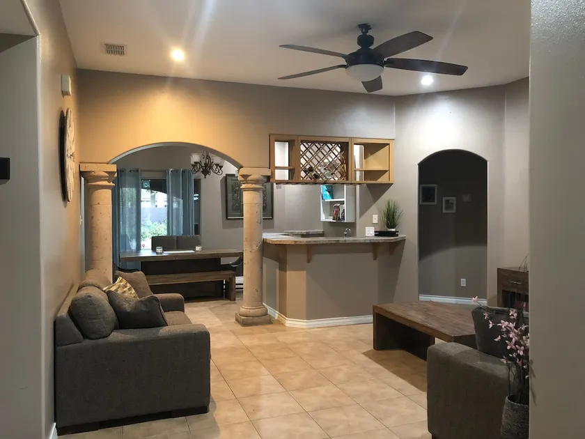 Entire Home in Central Laredo - Image 1