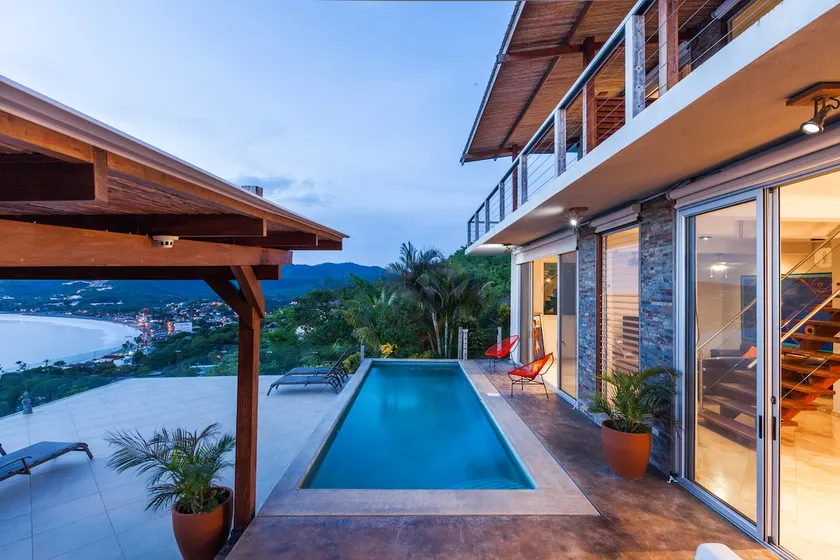 Stunning Oceanview Property: Pool, AC & Bathtubs - Image 1