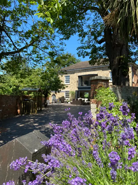 Coach House near the beach - Image 1