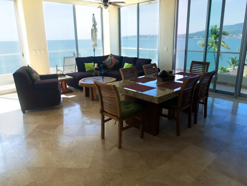 Oceanfront condo with 2 bedrooms, parking - Image 1