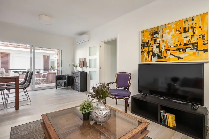 Central, elegant 3 bed, 2 bath, 100m from beach. - Image 1