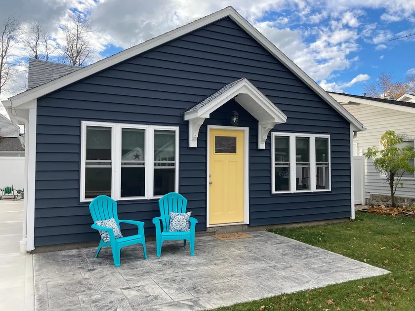 Lake Cottage - Image 1