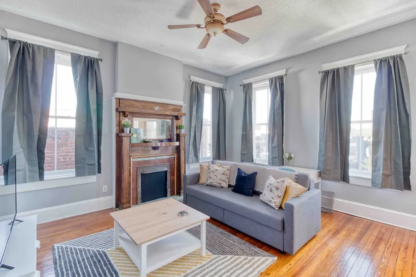 Sunny & bright - cute 1 BR apt in historic SPR - Image 1