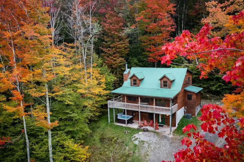 Leaf Peeper's - HUGE deck, pizza oven, Pac-man! - Image 1
