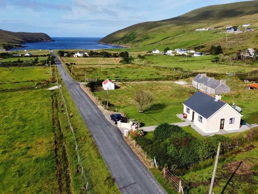 Cosy cottage located along the Wild Atlantic Way - Image 1