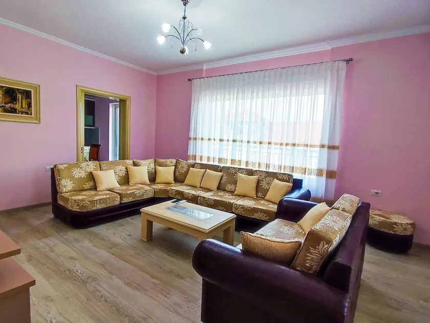 Cheerful 2 bedroom villa with free parking. - Image 1