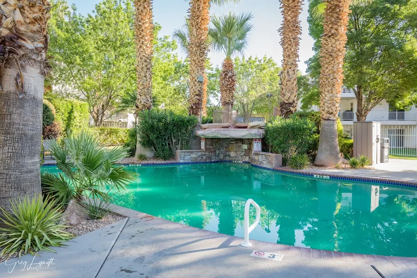 Spacious 3 Bed/3 Bath in Las Palmas! - Image 1
