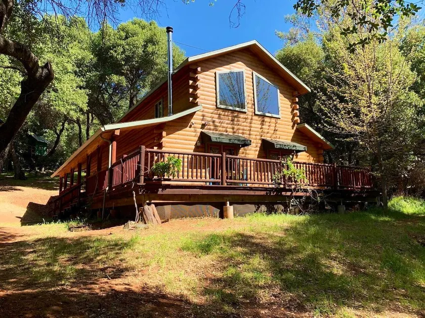 Log cabin house in historic Columbia - Image 1