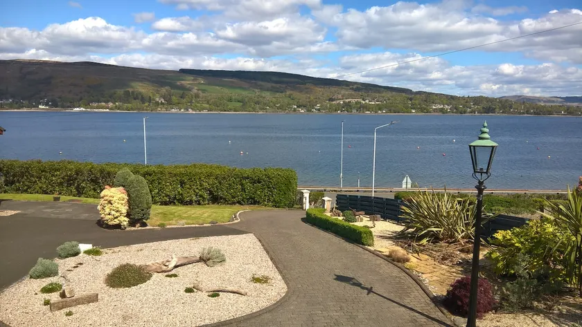 Cosy cottage overlooking the Gare Loch. - Image 1