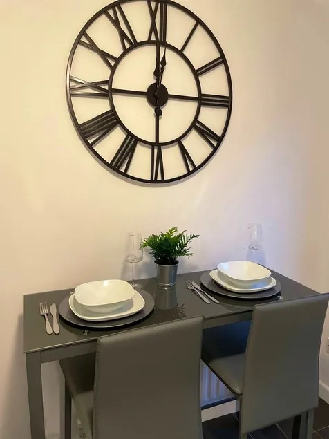 Lovely 2 bed house Cannock Driveway for 2 vehicles Perfect for contractors Business Travellers Short Stays Close to M54 M6 i54 A38 A5 McArthur Glen Designer Outlet - Image 1