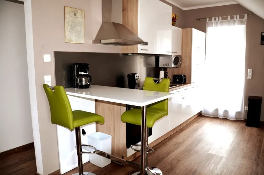 Large apartment with a separate entrance and terrace - Image 1