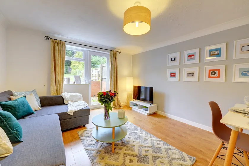 Modern 2 Bed House Sleeps 6 Southam Town Centre - Inspire Homes Ltd - Image 1