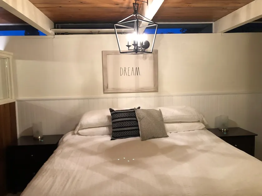 City Center 1 BR 1 BA W/King Bed - 5 min to Campus - Image 1
