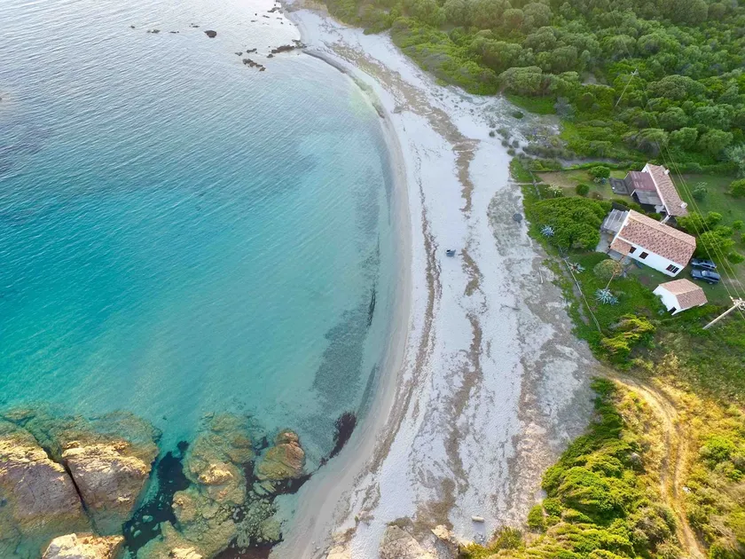 House in a cove, on a sandy beach - Image 1