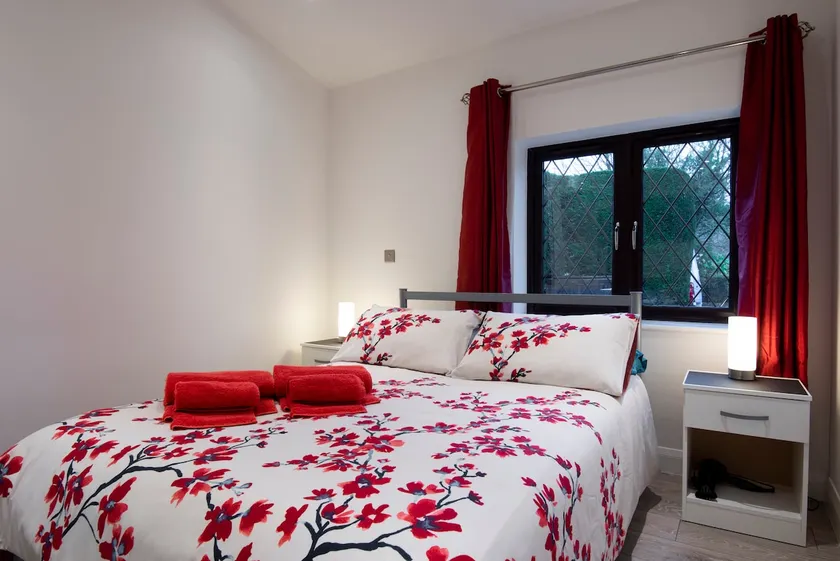 Gatwick 5 minutes away air conditioned annexe - Image 1