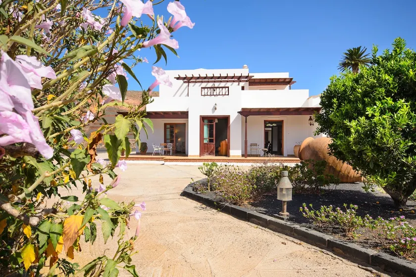 Grande maison de campagne adaptée aux familles avec barbecue, terrasse et jardin | Vue montagne | Parfaite pour le travail à distance - Image 1