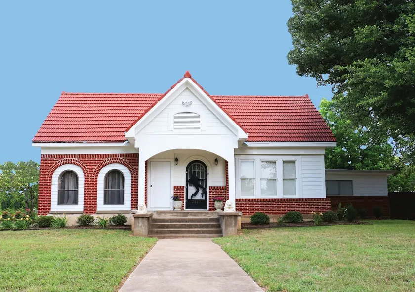 The Elvis House - Image 1