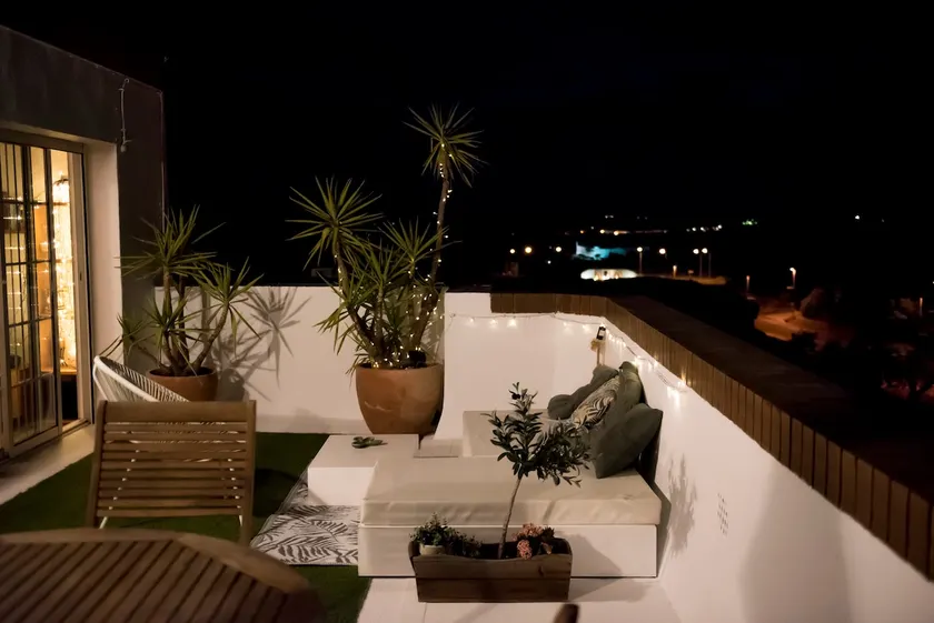 Beautiful penthouse with a hot tub 20 minutes from the Delta - Image 1