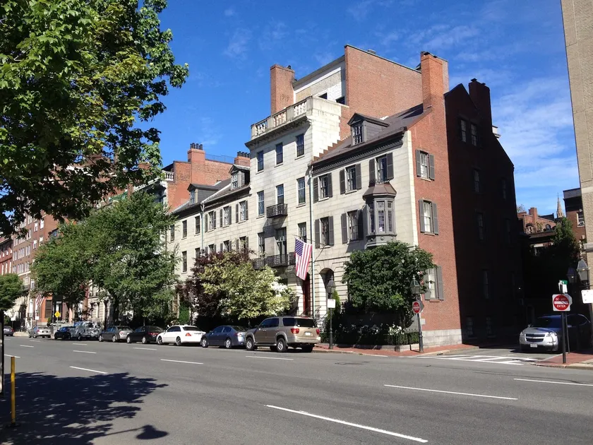 Stunning Beacon Hill Boston Townhouse Apartment - Image 1