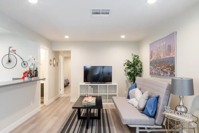 Blue Door 2 BR/1.5 Bath near Los Angeles - Image 1