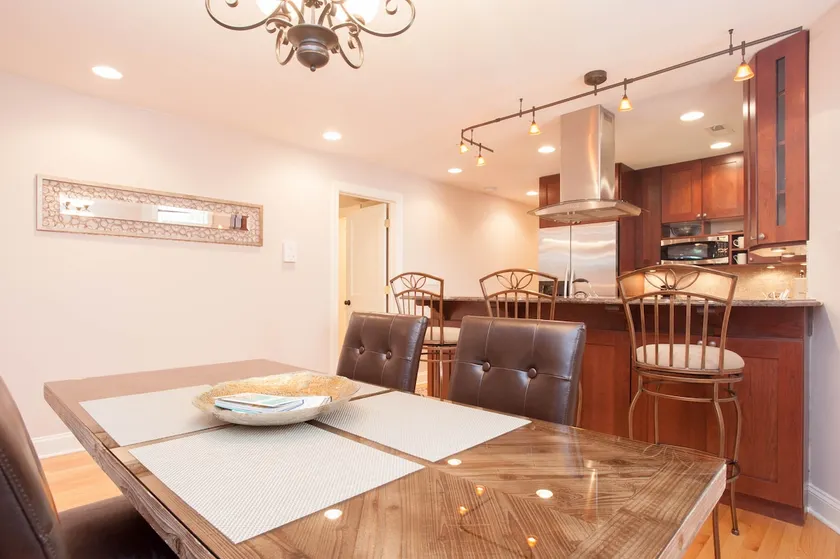 Urban Luxury 1BR/2BA Logan Square Condo w/Garage - Image 1